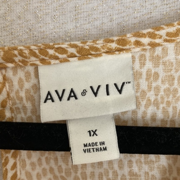 AVA & VIV tan ochre tiny dot animal print v-neck blouse Size 1X - Picture 3 of 9
